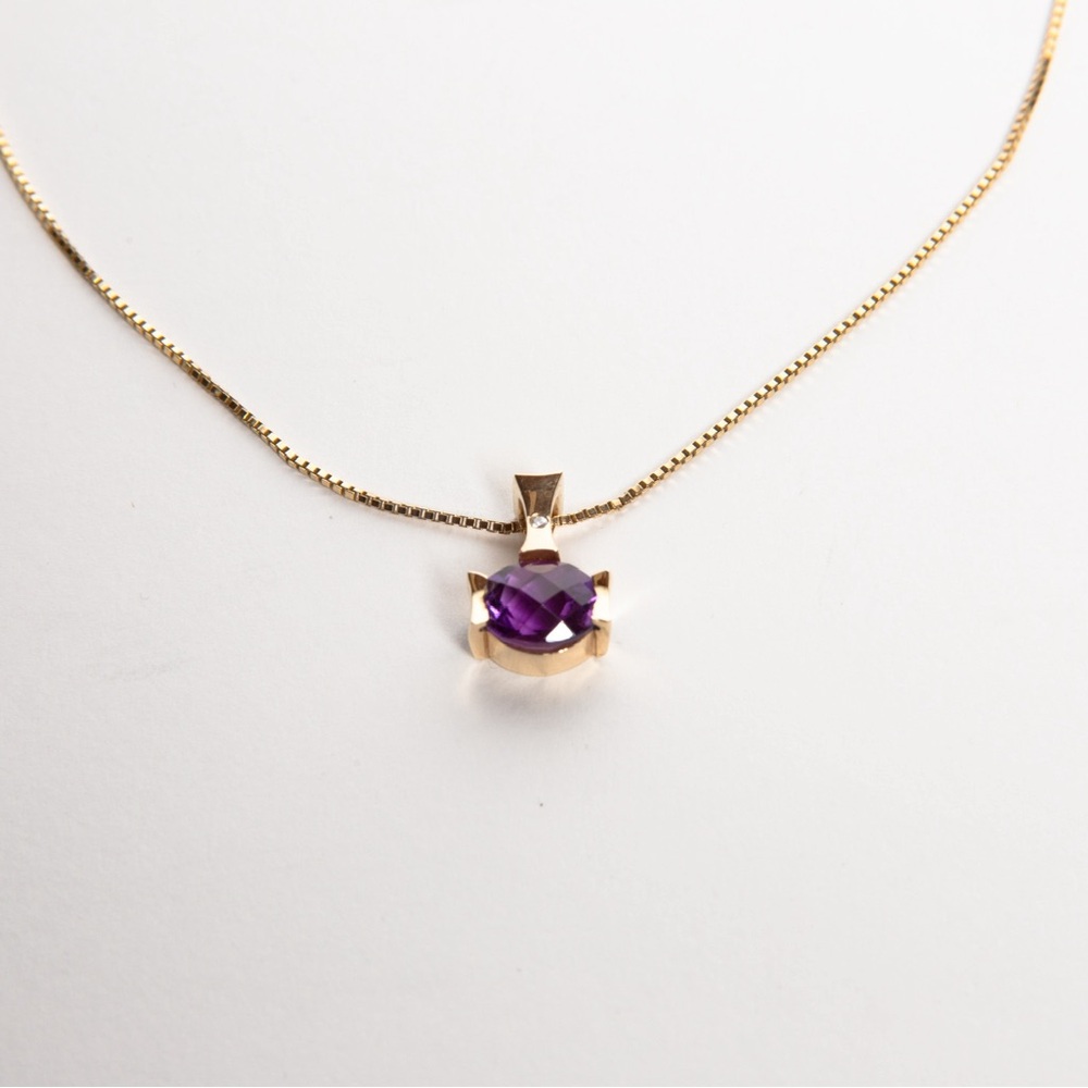 Elegant Gold Necklace with Purple Gemstone